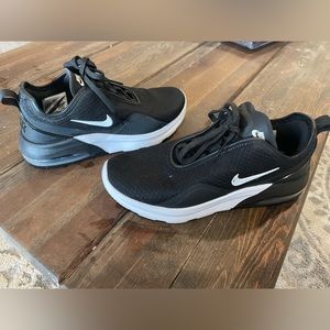 Women’s Nike MAX Black Tennis Shoes
